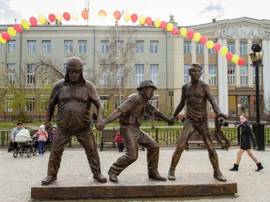 Города где я бывал. Памятник трусу балбесу в иркутске. памятник леониду гайдаю в иркутске. памятник вицину моргунову и никулину в иркутске. скульптура трус балбес бывалый иркутск.