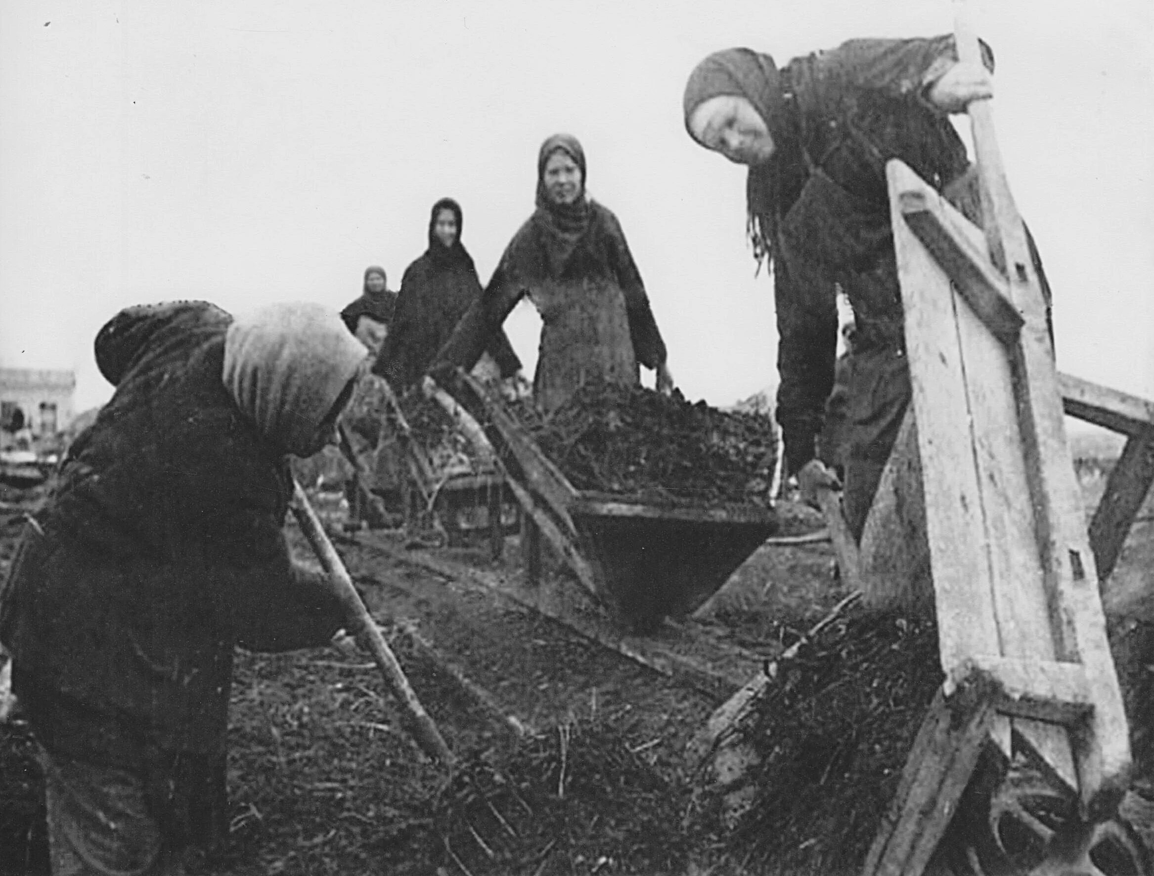 Сказка во время войны. Ленинградская область в годы Великой о. Шатура торфоразработки 1942. Шатура торфоразработки в годы Великой Отечественной войны. Торфоразработки в Ленинградской области во время войны.