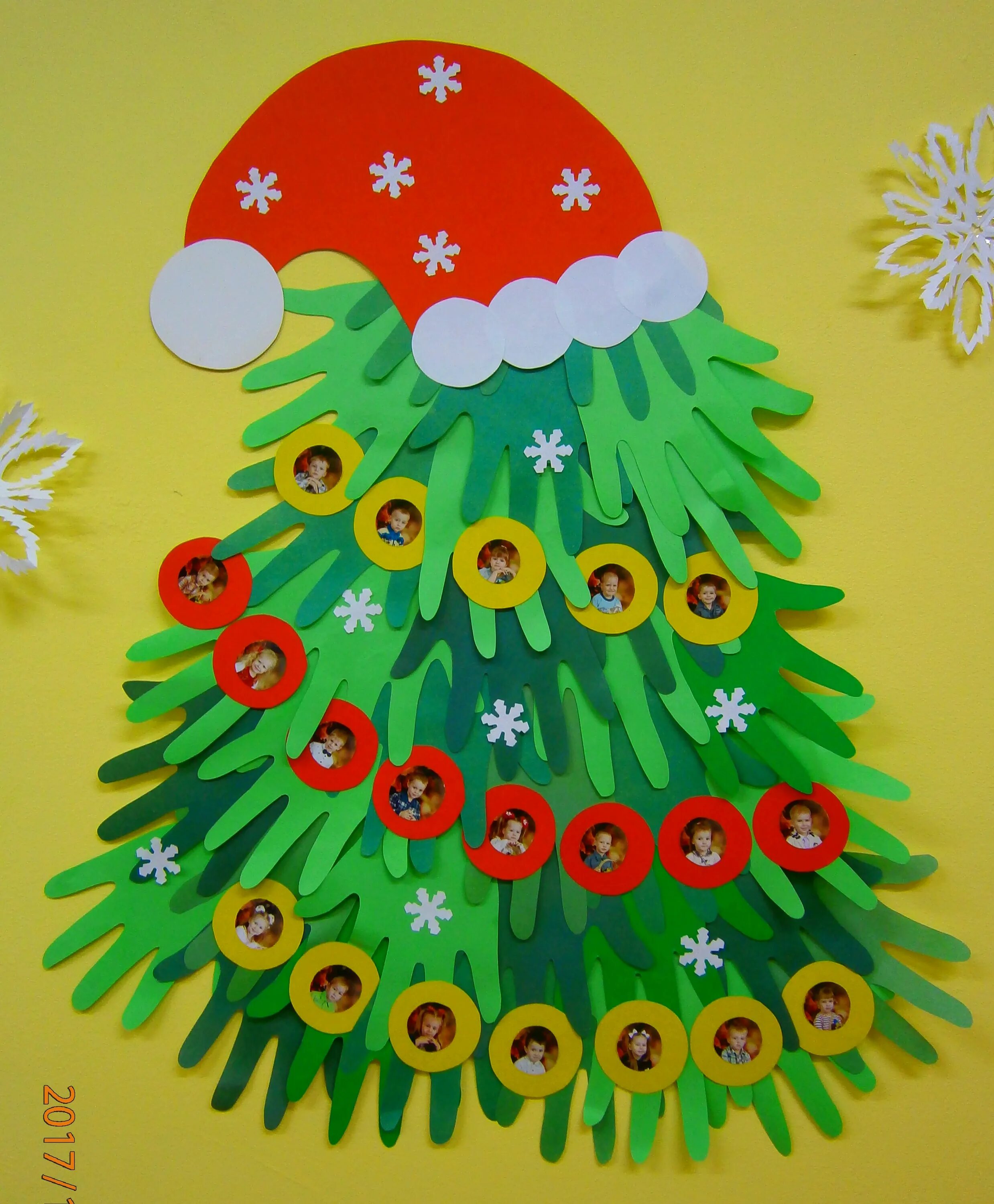 новогодняя елка из бумажных ладошек. новогодняя елка из ладошек. елка из детских ладошек. новогодняя елка из ладошек. новогодняя елка из ладошек.
