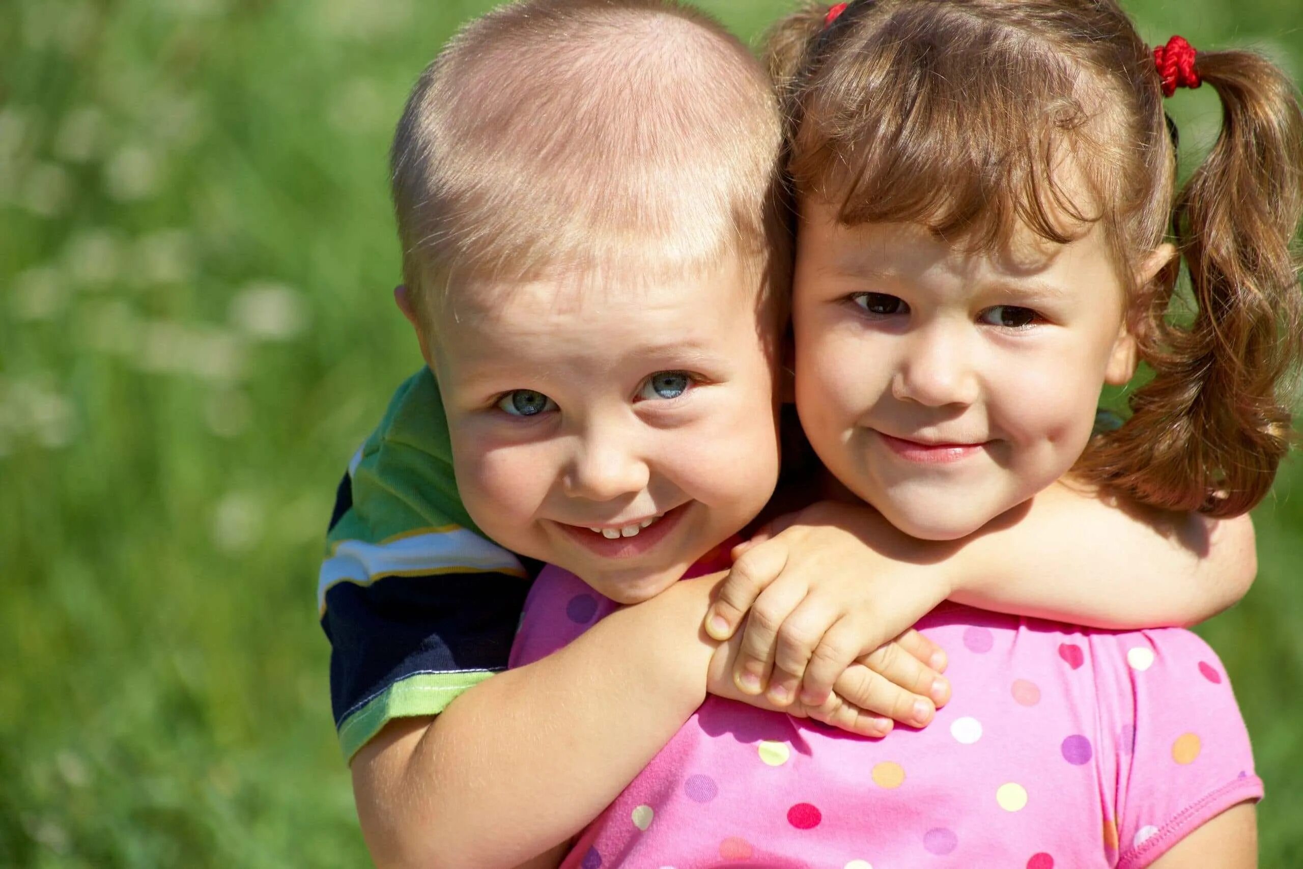 Мальчик и девочка с цветами. Дружба мальчика и девочки. Ти мальчик и девочка. Ти мальчик и девочка. Ти мальчик и девочка.