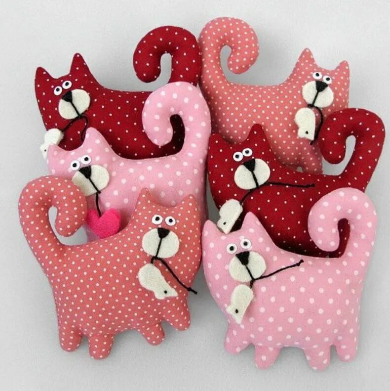 Простая игрушка своими руками из ткани. Сшить игрушку. игрушки из ткани. сшитые игрушки из ткани. котики из ткани.