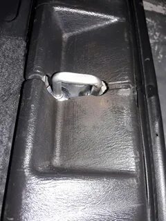 Петля замка багажника