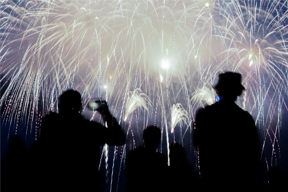 запуск салюта. новый год фейерверк. запуск салюта в берлине. салют победы на красной площади. фейерверк на улице.