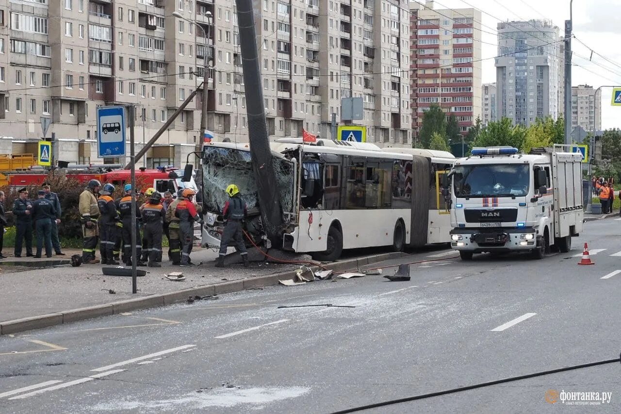 6 фонтанка ру. Санкт Петербург авария автобус Ленинский проспект. ДТП СПБ автобус Ленинский. ДТП Ленинский проспект. Авария автобуса на Ленинском проспекте.