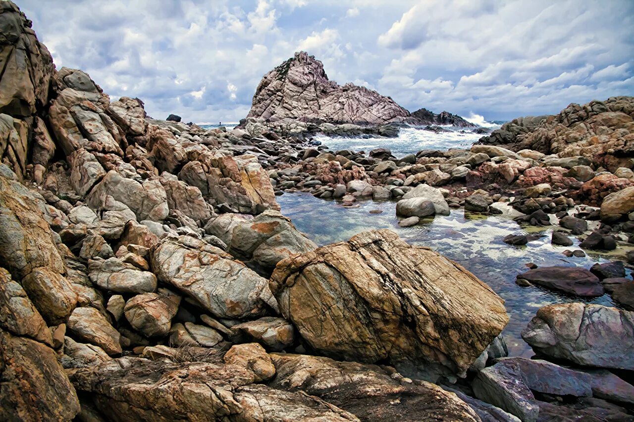 Валуны Бабинда. Каменистый берег горный Алтай. Каменистый мыс. Каменные осыпи горный Алтай.