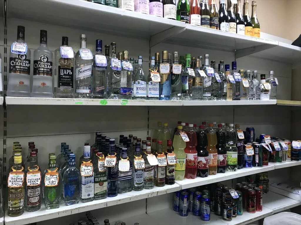 Стеллаж с водкой. Где продается русский. Магазин в деревне. Магазины где продаются. Лотерейный киоск.