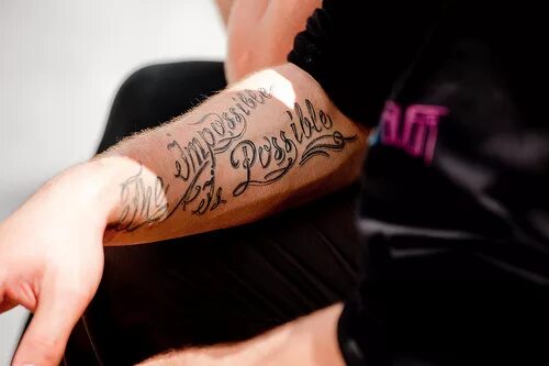 Туту слова. Татуировка надпись на руке. Татуировки мужские на руке надписи. Тату надпись на предплечье. Тату от запястья до локтя.