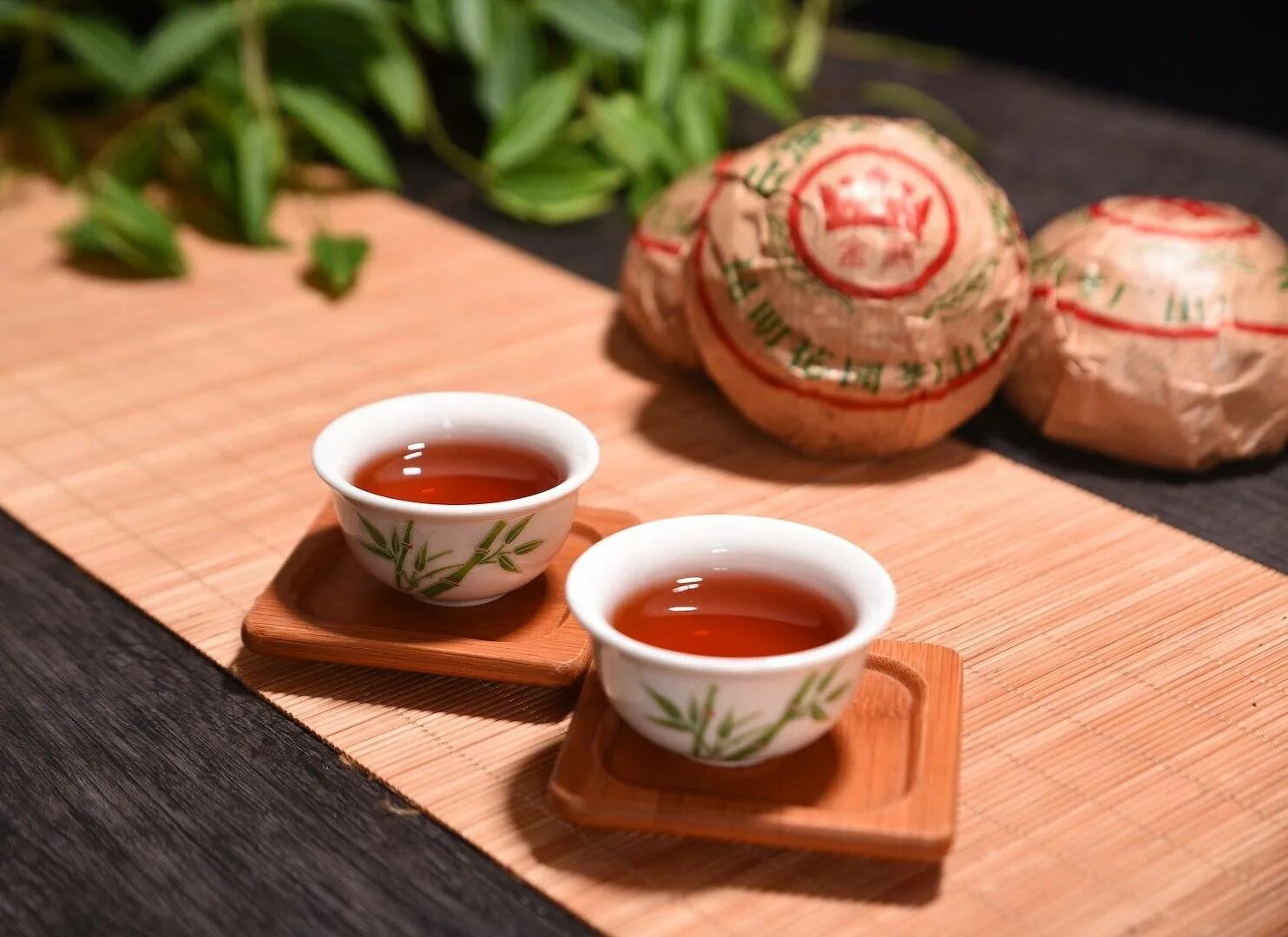 Пуэр заваривание. Китайский Шу пуэр чайная церемония. Китайский чай пуэр эффект. Шен пуэр чай эффект. Шу пуэр чай заваренный.