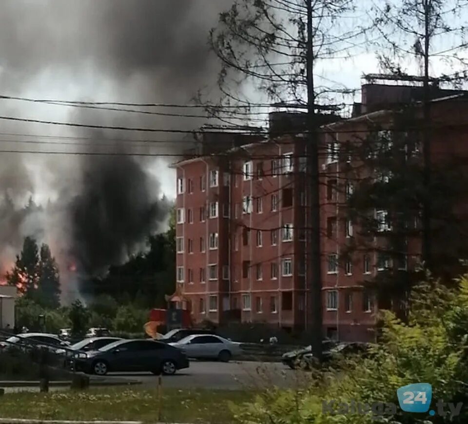 Что горит в калуге сейчас. Пожары в лесах. пожар горит дом. пожар в калуге. дым от пожара дом горит.