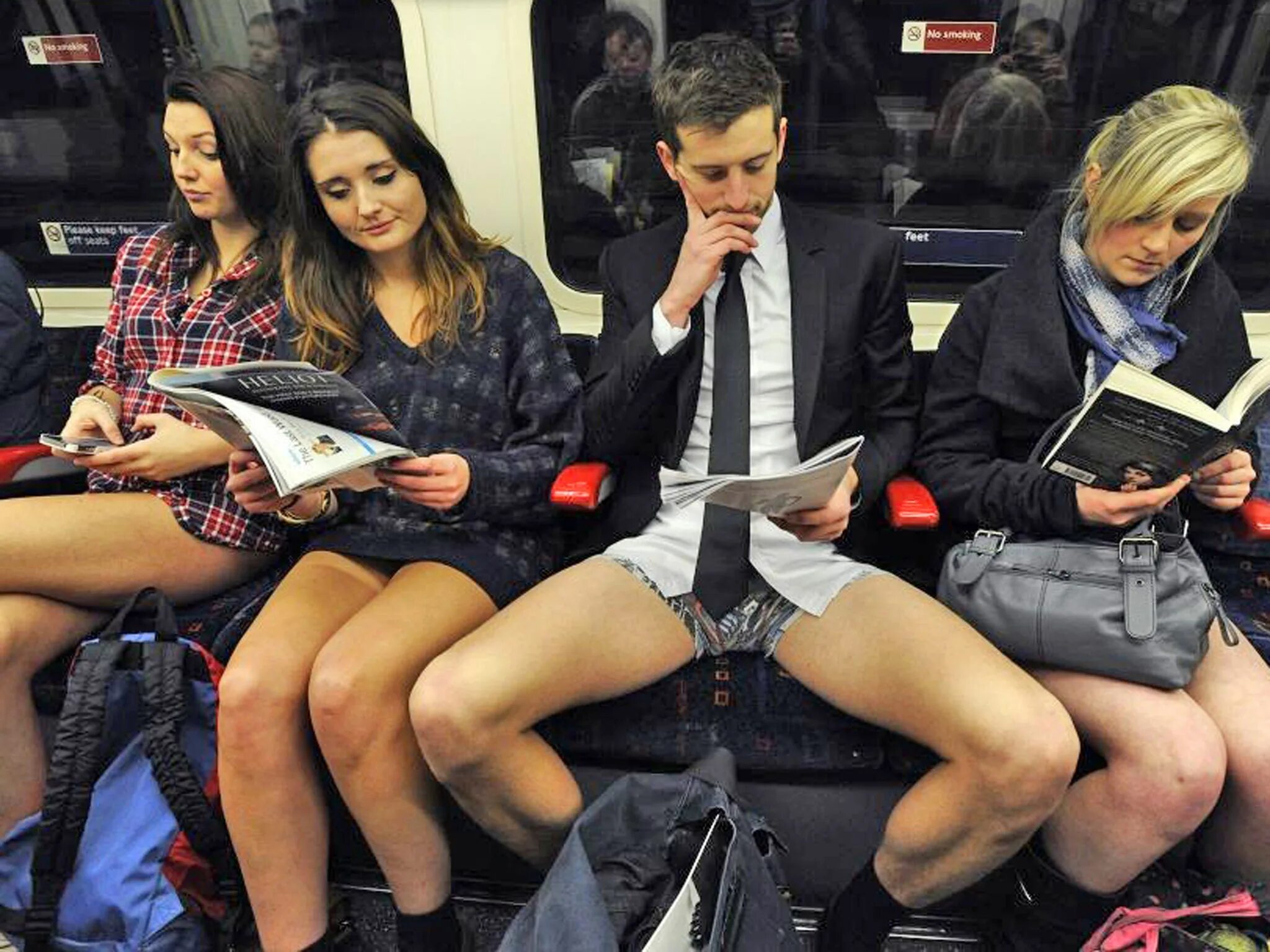 Женщины без штанов. Расставила ноги в метро. Мужчины с расставленными ногами в метро. Ноги в общественном транспорте.