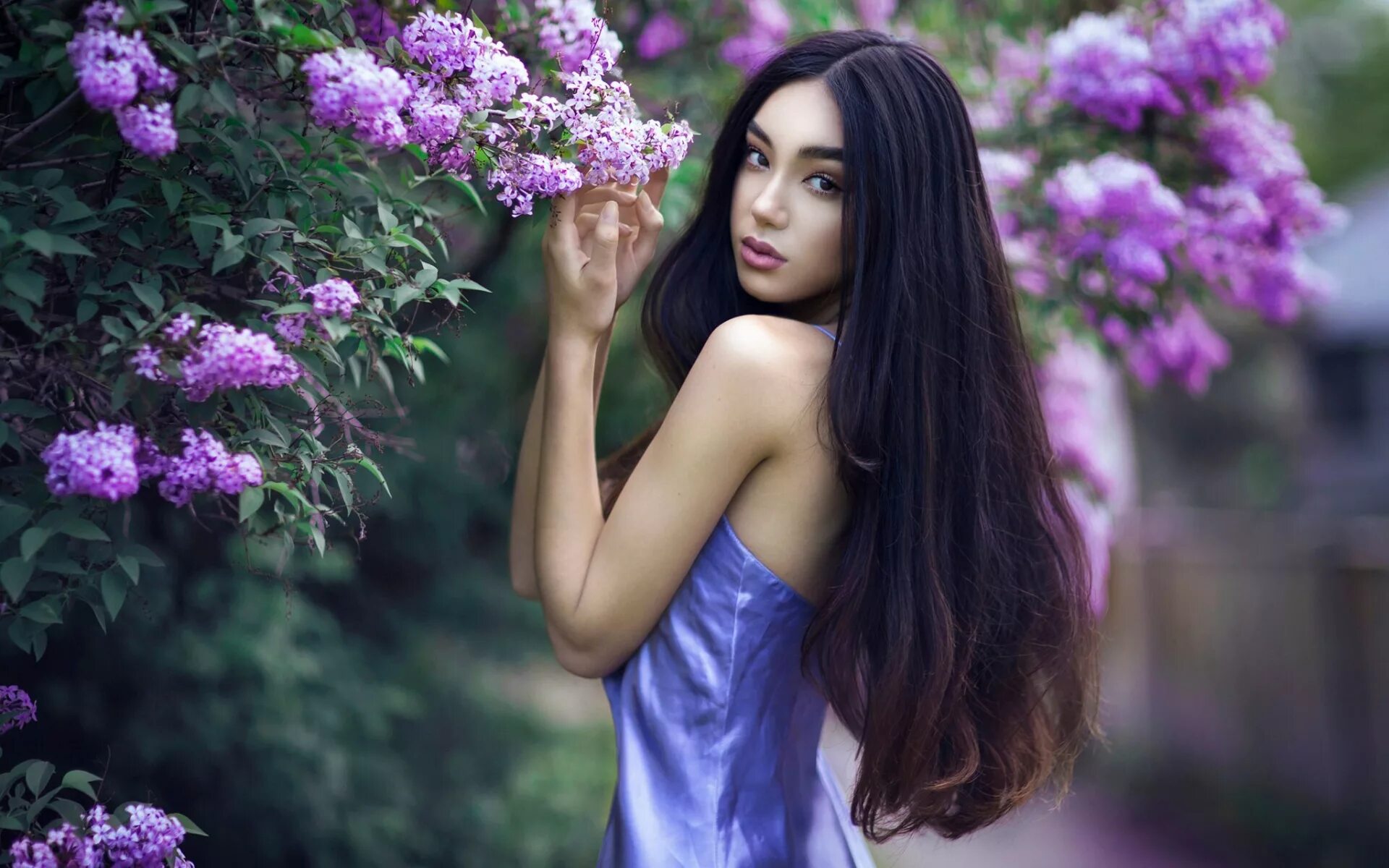Красивые девушки брюнетки. Красивые девушки брюнетки. Фото девушки брюнетки весной. Брюнетка с челкой. Девушка в лесу.