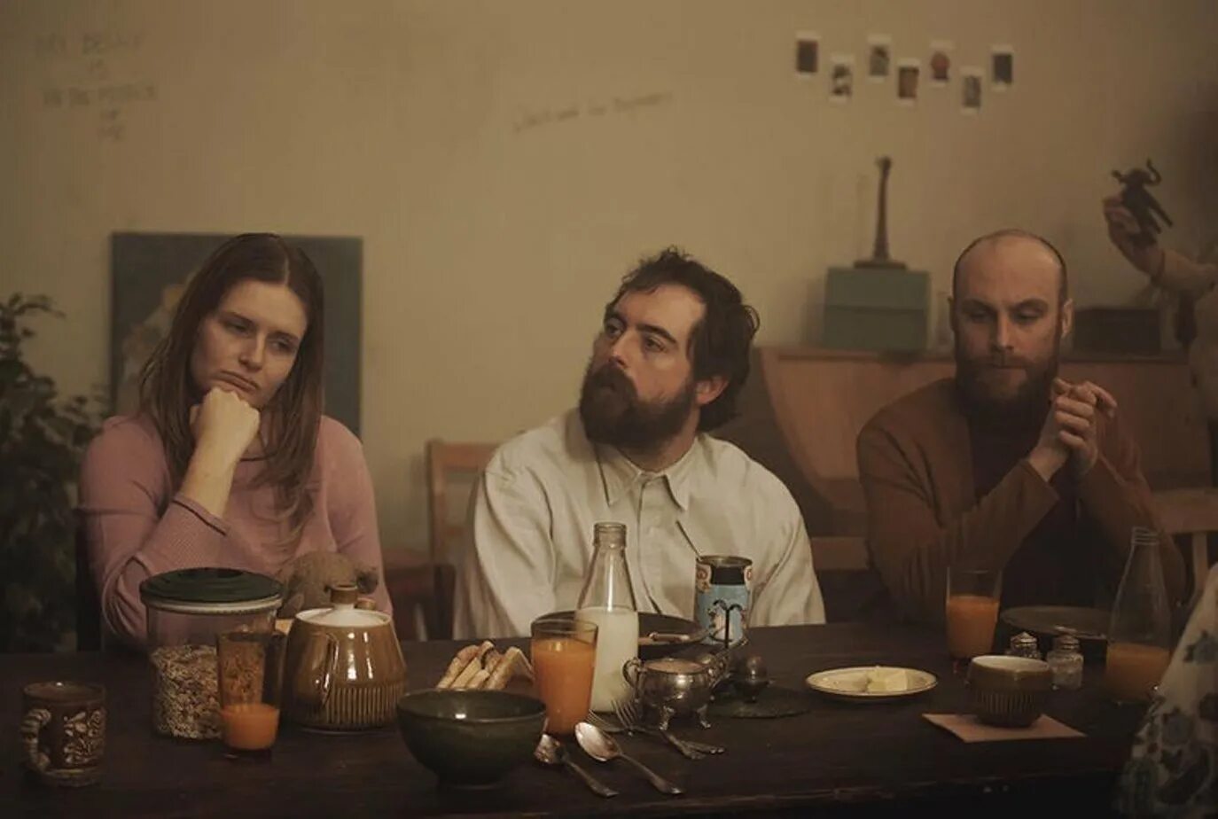 Бесит быть нормальным 2016. Бесит быть нормальным фильм. normal фильм 2015. нормальный фильм есть. раздраженная фильм.