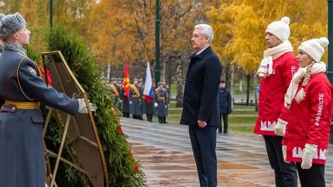 Возложение цветов к могиле неизвестного солдата