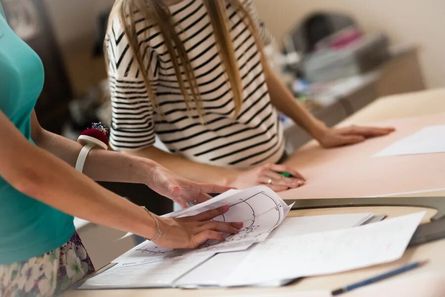 Разработка одежды на заказ. Дизайнер одежды. Пошив одежды. Модельер одежды. Модельер дизайнер одежды.