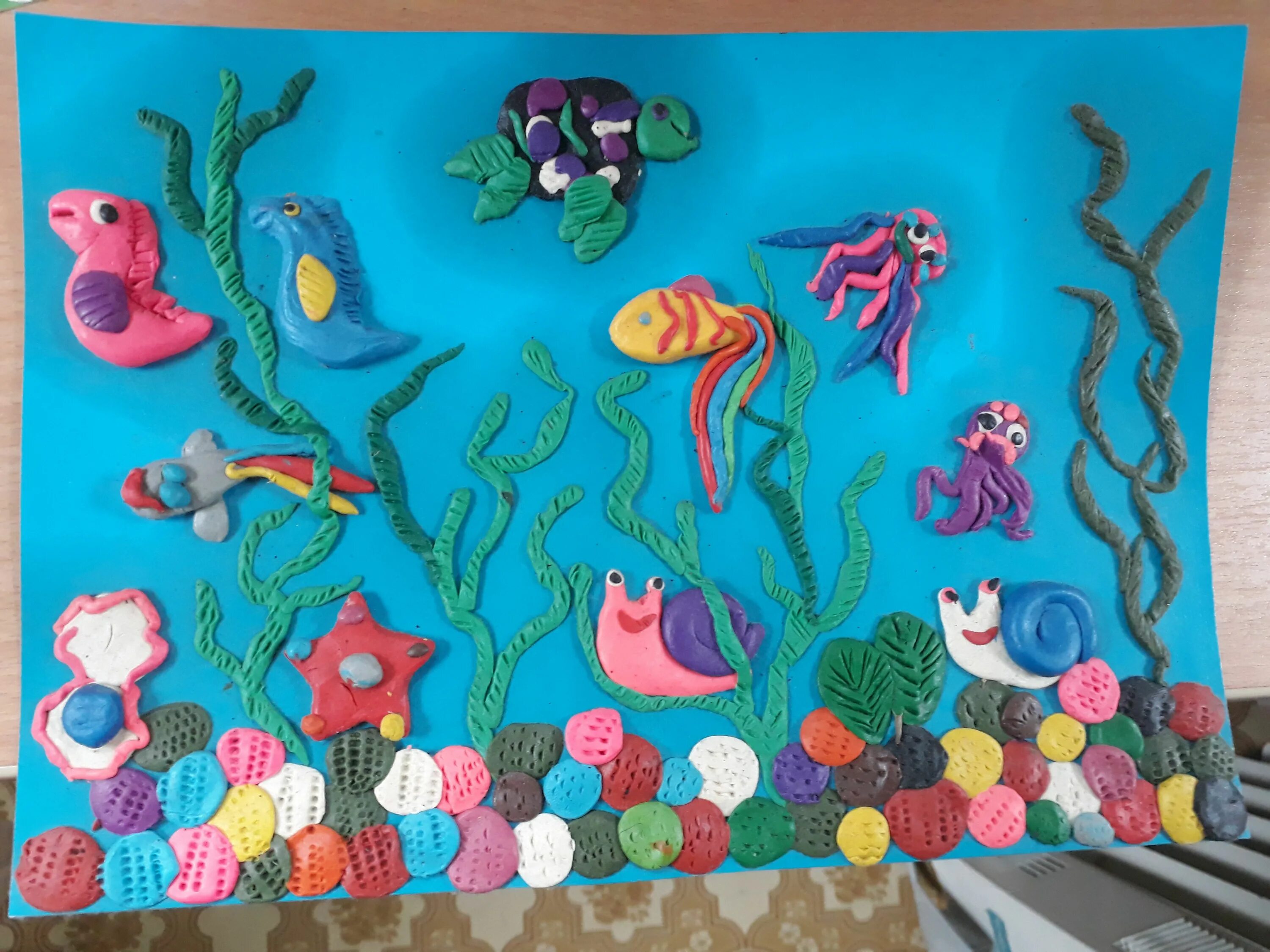 аппликация на тему морские обитатели. пластилиновое панно. пластилинография морские обитатели аквариум. рисование на тему морские обитатели. мои любимые рыбки восковые мелки и акварель.
