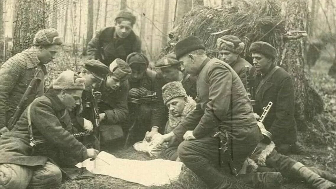 Партизанские операции в великой отечественной. Партизаны Великой Отечественной войны. Партизанское движение в годы Великой Отечественной войны. Советские Партизаны в Великой Отечественной войне. Партизанский отряд бой.