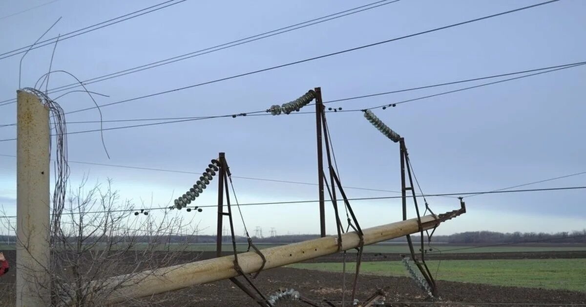 Разрыв столба. Высоковольтная опора ЛЭП 110кв. Вл 110 кв 6 проводов. Вл 10–35 кв со. Вл-10кв с деревьями.