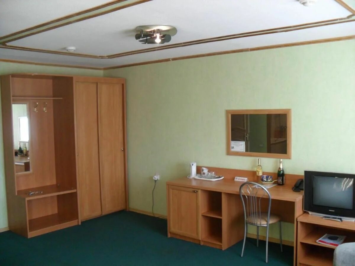 Гостиница регион 55 крутинка. Эконом номер в гостинице. Человек в гостиничном номере. Проживание в гостинице сфера. Отель сфера в челябинске номера.