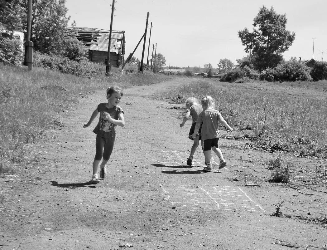 Мужики играют в салки. Советское детство классики. Классики советские дети. Советские игры классики. Советские дети играют в классики.