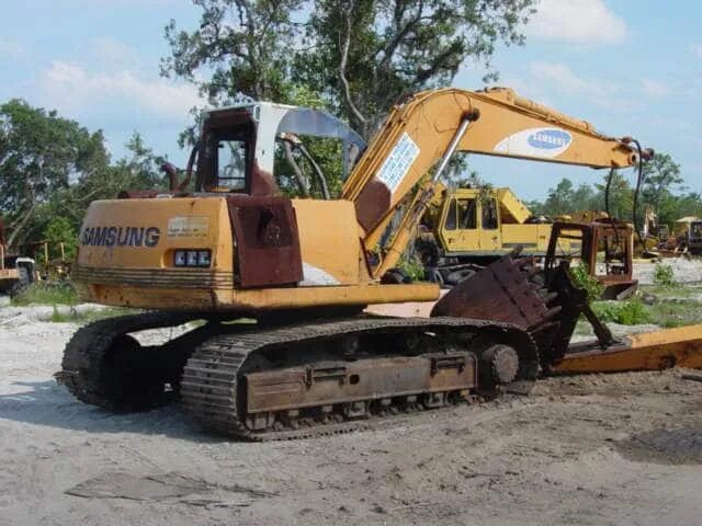 Экскаватор 130. Самсунг 130w экскаватор. Самсунг 132 экскаватор. Самсунг трактор. Экскаватор самсунг гусеничный.