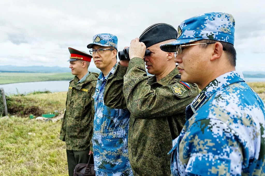 Союз военных м. Российские и китайские военные. Военный Союз России и Китая. Военный Союз России Китая и Индии. Русско китайские учения.