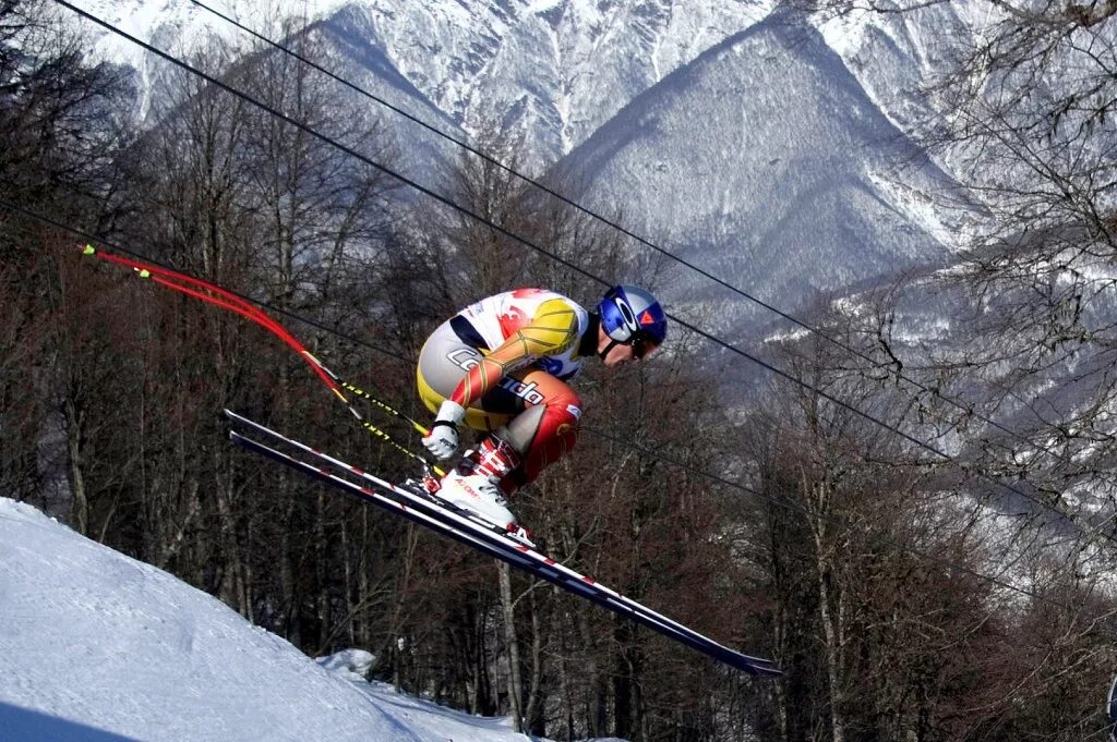 скоростные лыжи. скоростные лыжи. скоростной спуск горнолыжный спорт. трасса для скоростного спуска на лыжах. скоростной спуск.