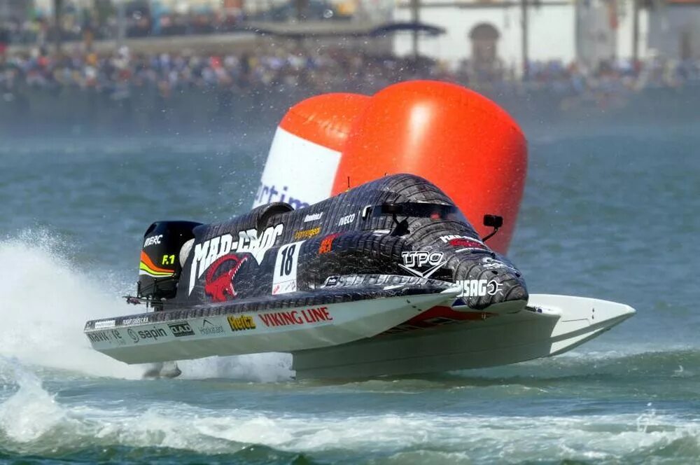 гоночный катамаран. катамаран тигарбо. гонки на катамаранах. гоночные катера f1. гоночный катамаран.