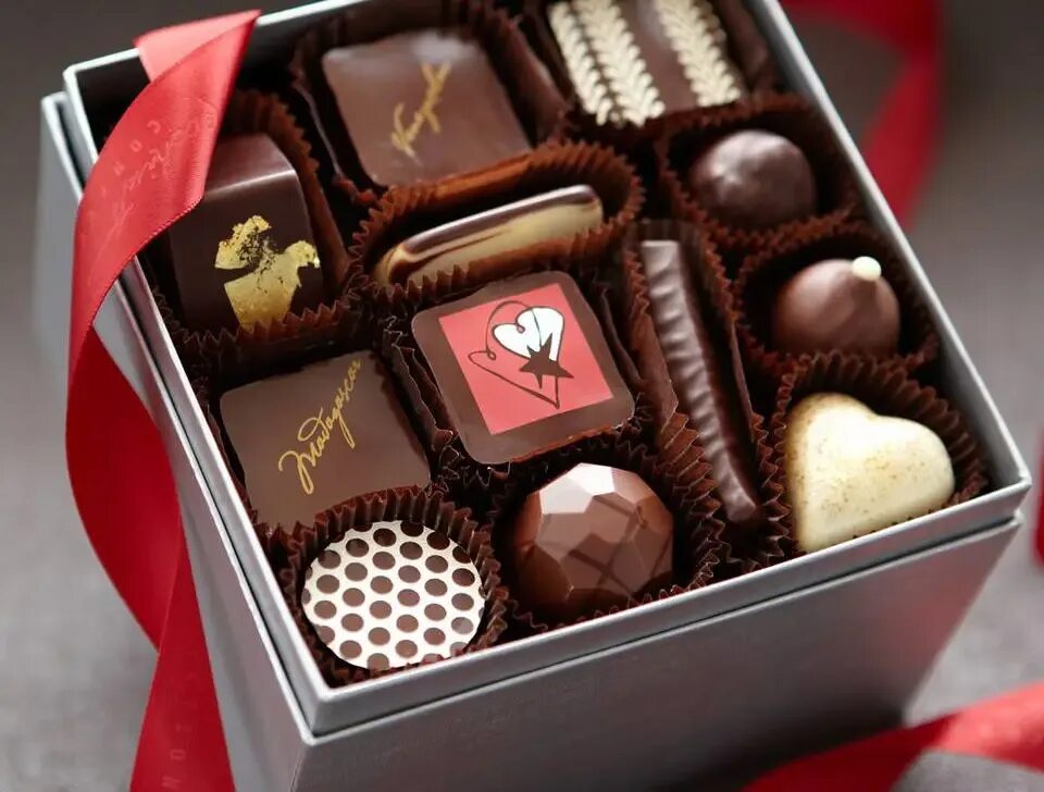 Красивые конфеты. Конфеты в красивой упаковке. Коробка шоколадных конфет. Шоколадные конфеты вкусные в коробке. Сюрприз шоколадка