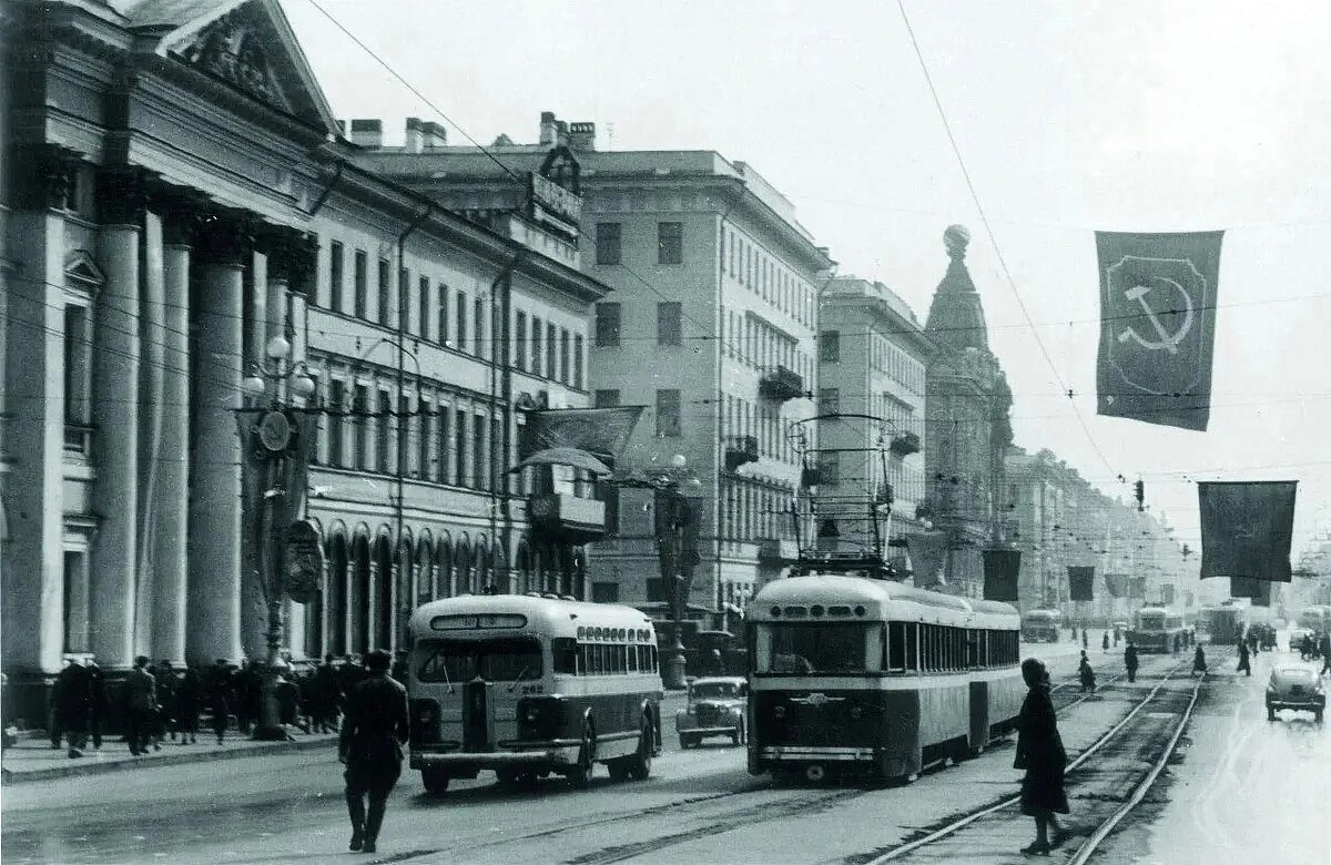 Петербург в 1940 году. Ленинград 1947 Невский проспект. Невский проспект 1950. Невский проспект 1940 год. Невский проспект в 1950 Ленинград.