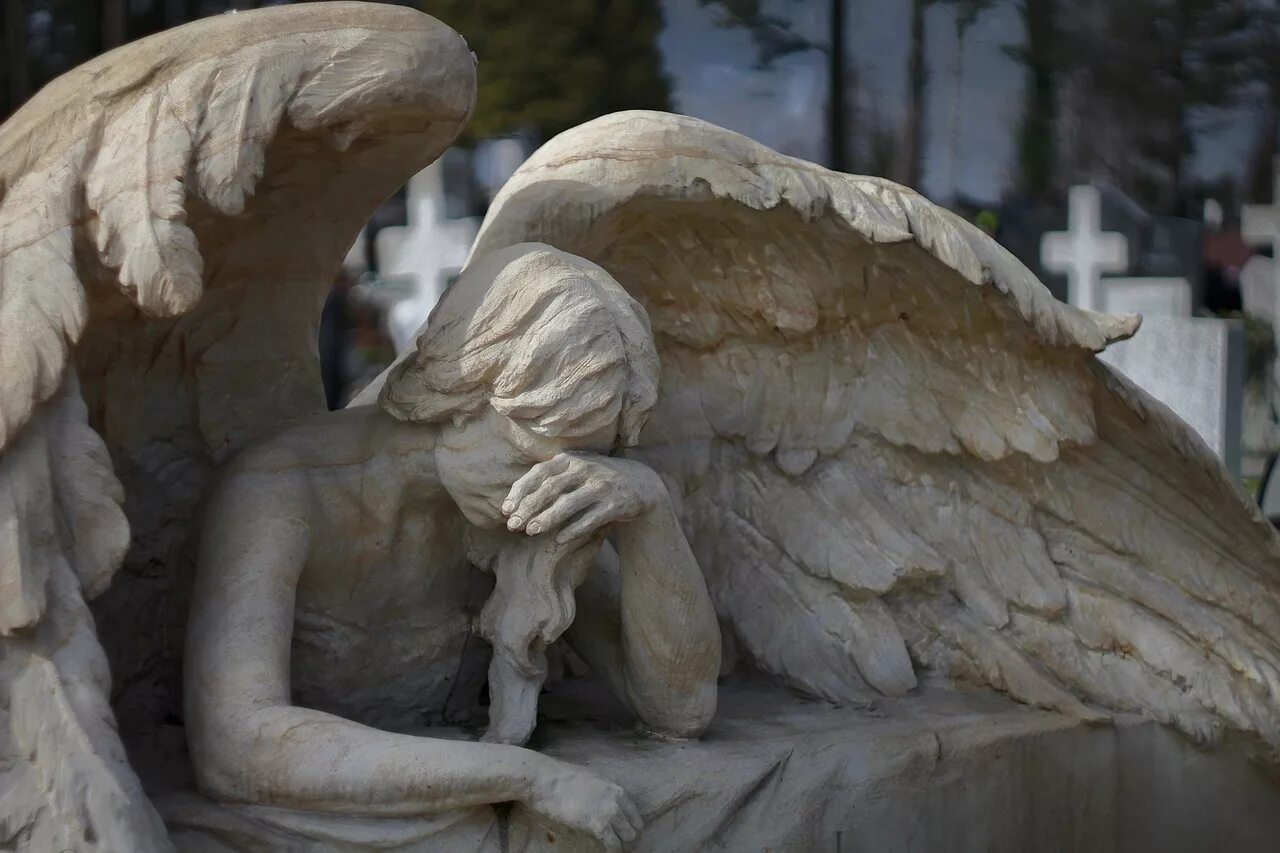 Ангел похороните. Скорбящий ангел Микеланджело. Статуя ангела. Скульптура «ангел». Скульптура Ангелочек.