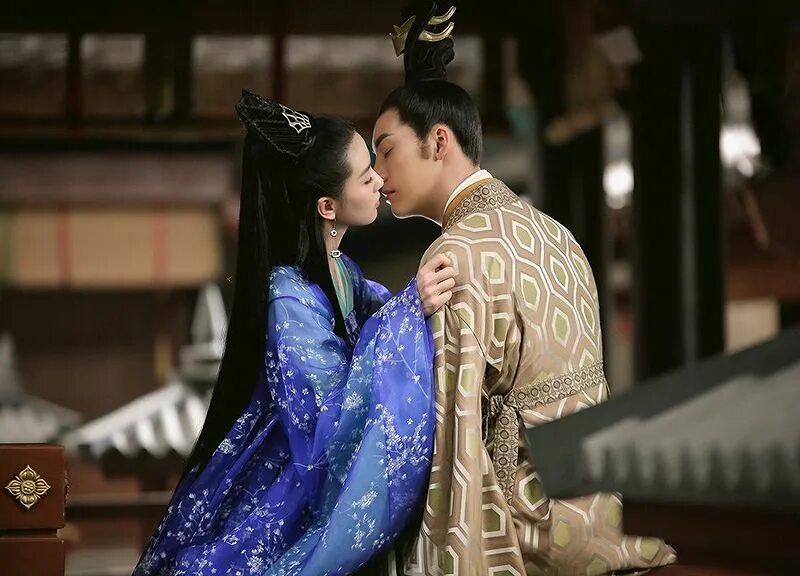 Китаец влюбился в русскую девушку. Любовь с первого поцелуя дорама 2019. Марк супарат и яя урассая. Японские влюбленные пары. Настоящая любовь дорама 2017.