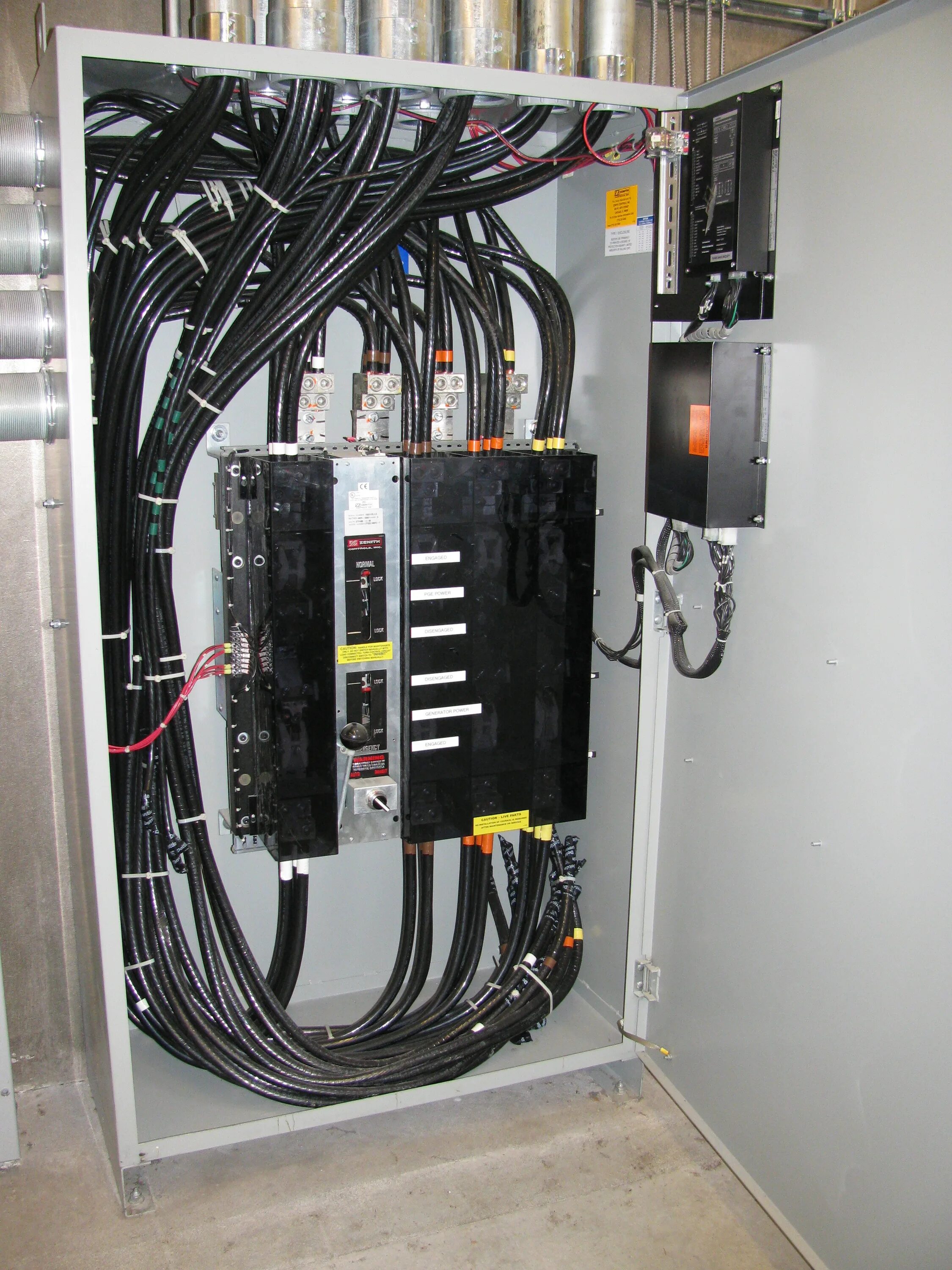 Power safe connect. Automatic transfer Switch ATS. ATS a8000is. Data transfer Switch. Installed Automatic Switch.