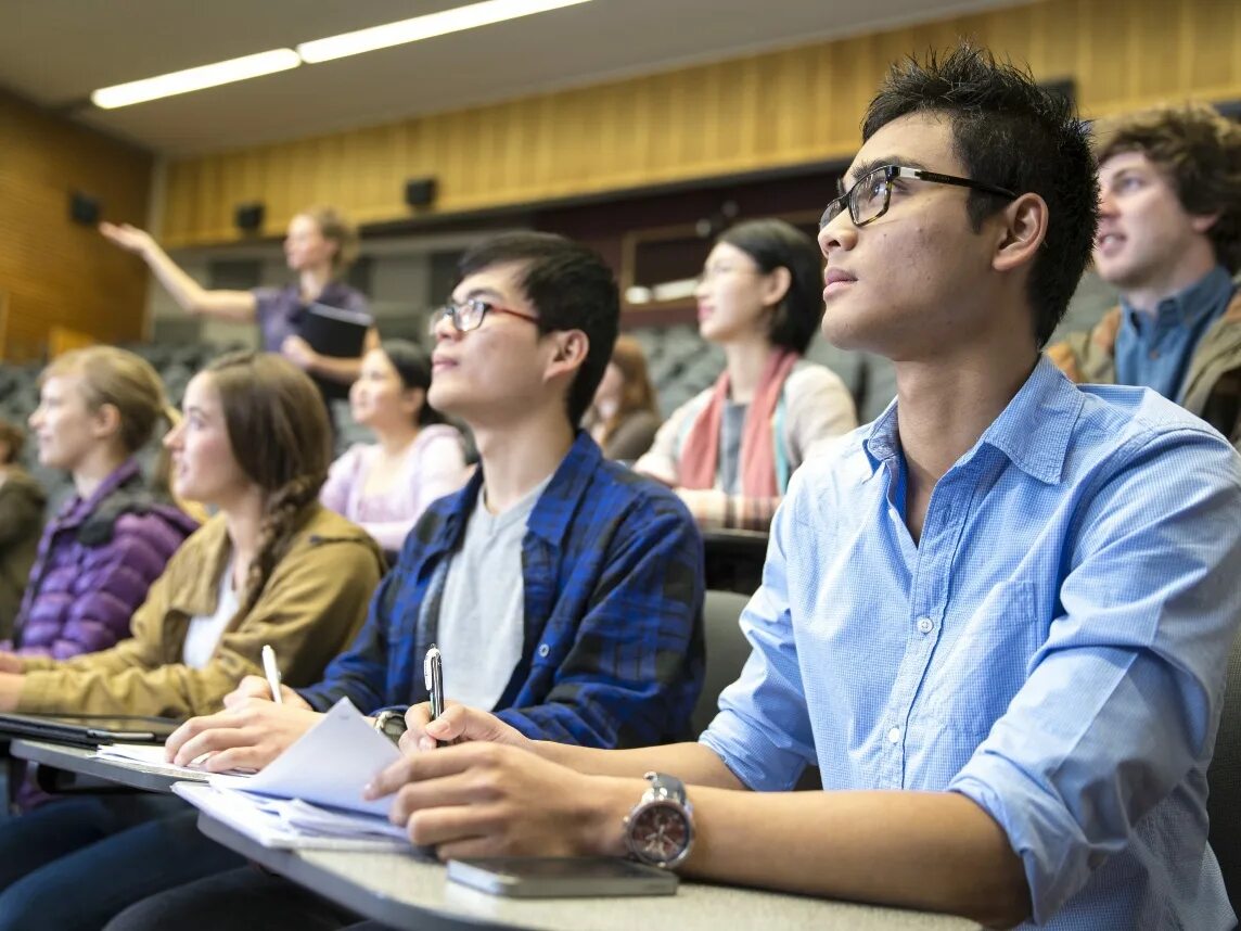 Интеллект студента. Творческий человек. Иностранное образование. Старший школьный возраст. Студент исследователь.