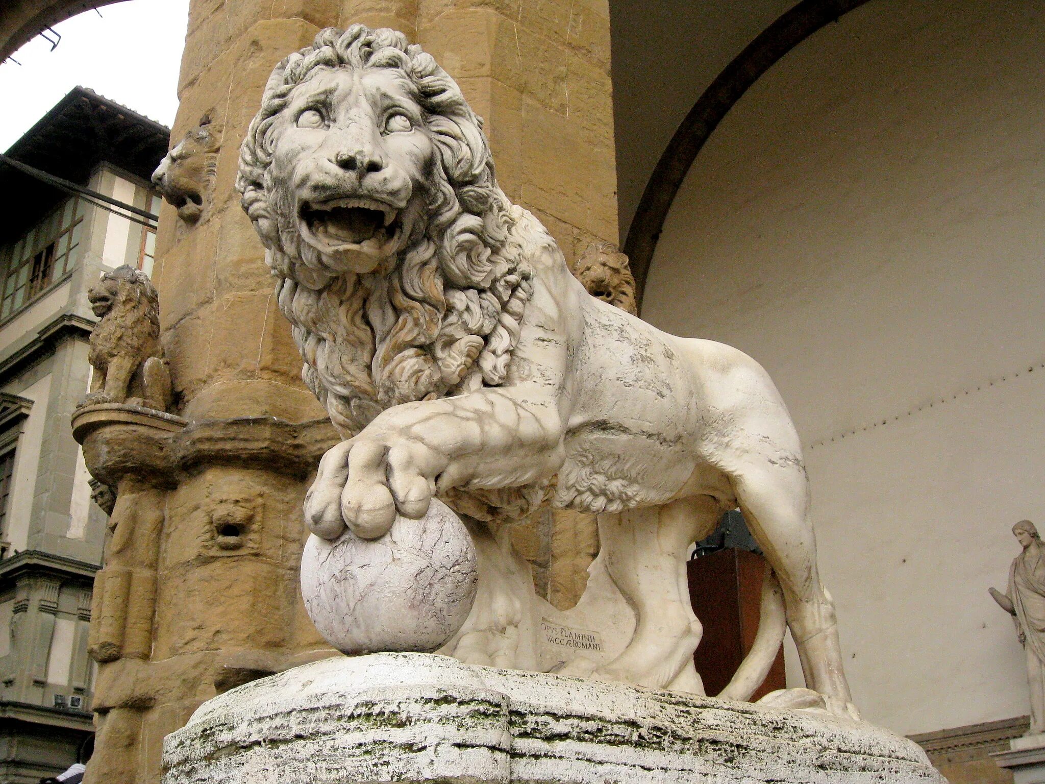 Статуя львов. Лоджия ланци Флоренция Лев. Статуя Льва во Флоренции. Львы Медичи Флоренция. Лев скульптура Флоренци.