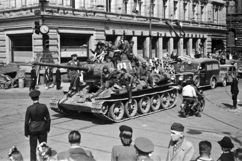 Советские войска в Праге 1945. Освобождение Праги 1945. Освобождение Чехословакии в 1945. Встреча советских войск в Праге 1945.