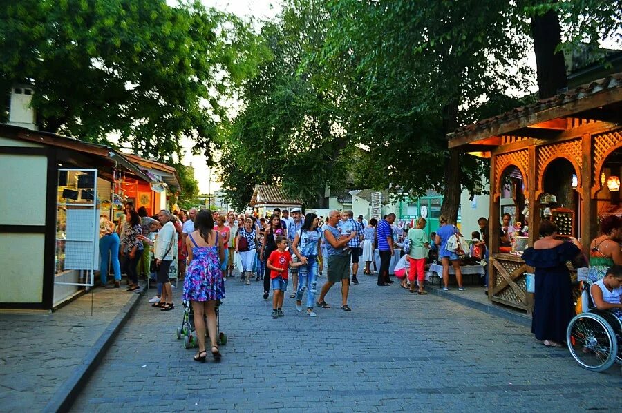 Центр евпатории улица. Караимская улица евпатория. крым евпатория старый город улица караимская. караимская улица (евпатория) евпатория. евпатория главная улица.
