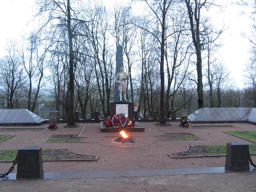 Объявления красного села. Памятник Ленину в Красном селе. Мемориал в Красном селе. Мемориал в Красносельском парке. Вечный огонь красное село.