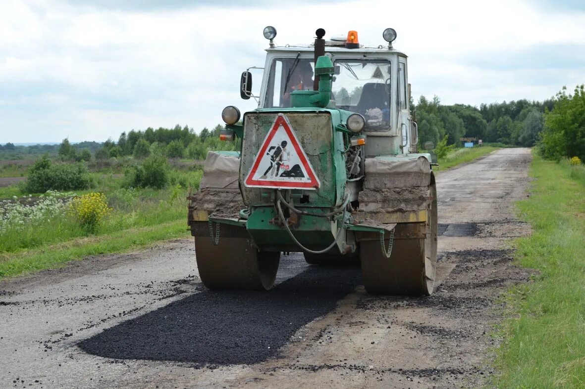 За 3 недели отремонтировали 58 километров дороги. Ремонт дороги. Дорожники фото. Ремонт дороги фото. Прокуратура и дороги в Пителино.