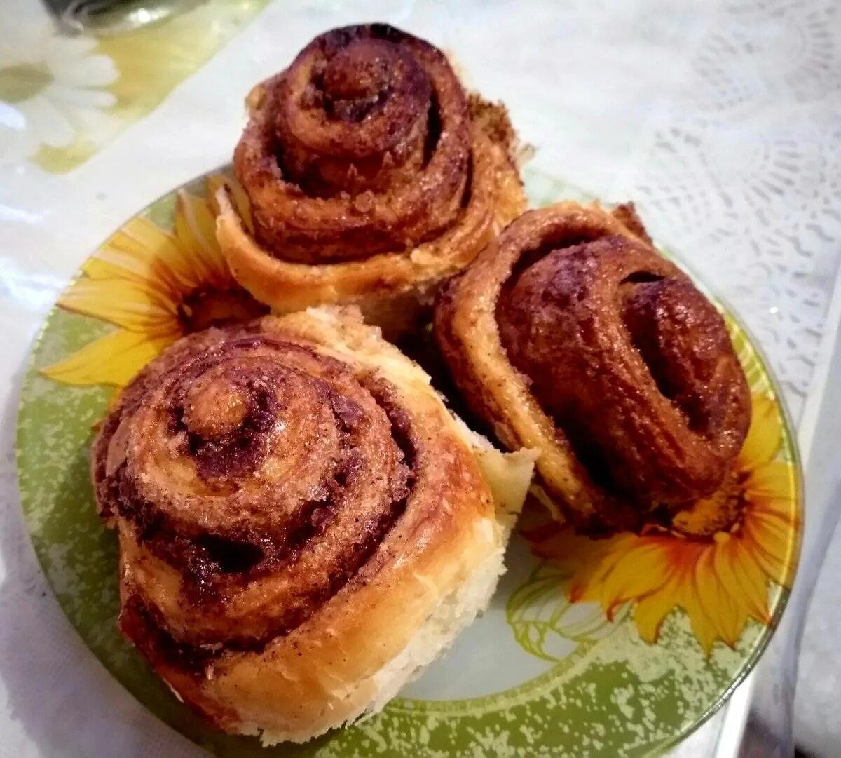 Формирование булочек с корицей. Швейцарские булочки с корицей. Как делать булочки с корицей. Булочки с корицей из дрожжевого. Булочки рулетики с корицей.