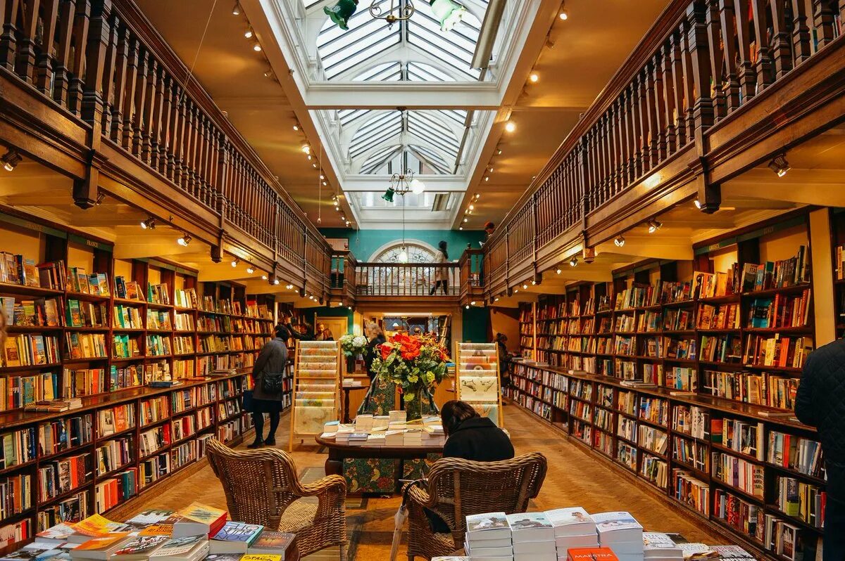 «Daunt books Marylebone» Лондон книжный магазин. Самые красивые книжные магазины. Американские книжные магазины. Книжный магазин внутри. The books in this shop are