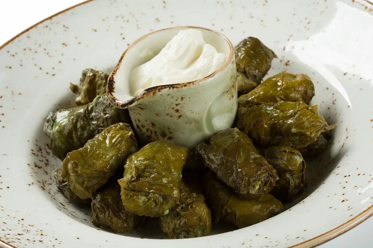 Долма с виноградных листьев. Толма армянская виноградных листьев. Долма еда. Долма еда. Долма еда.