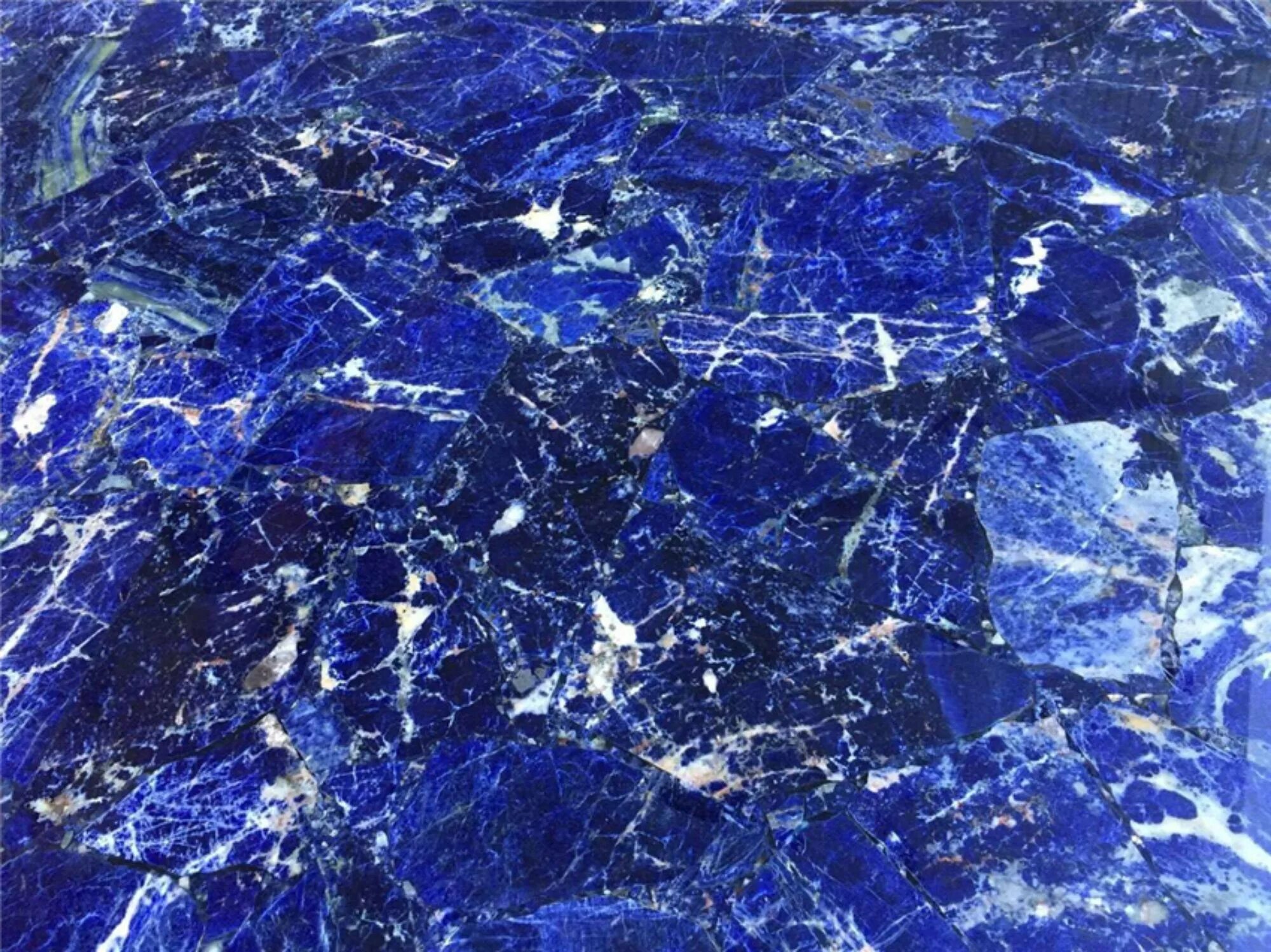 Лазурит камень слэб. Sodalite Blue мрамор. Мрамор лазурит. Ляпис лазурит камень слэб.