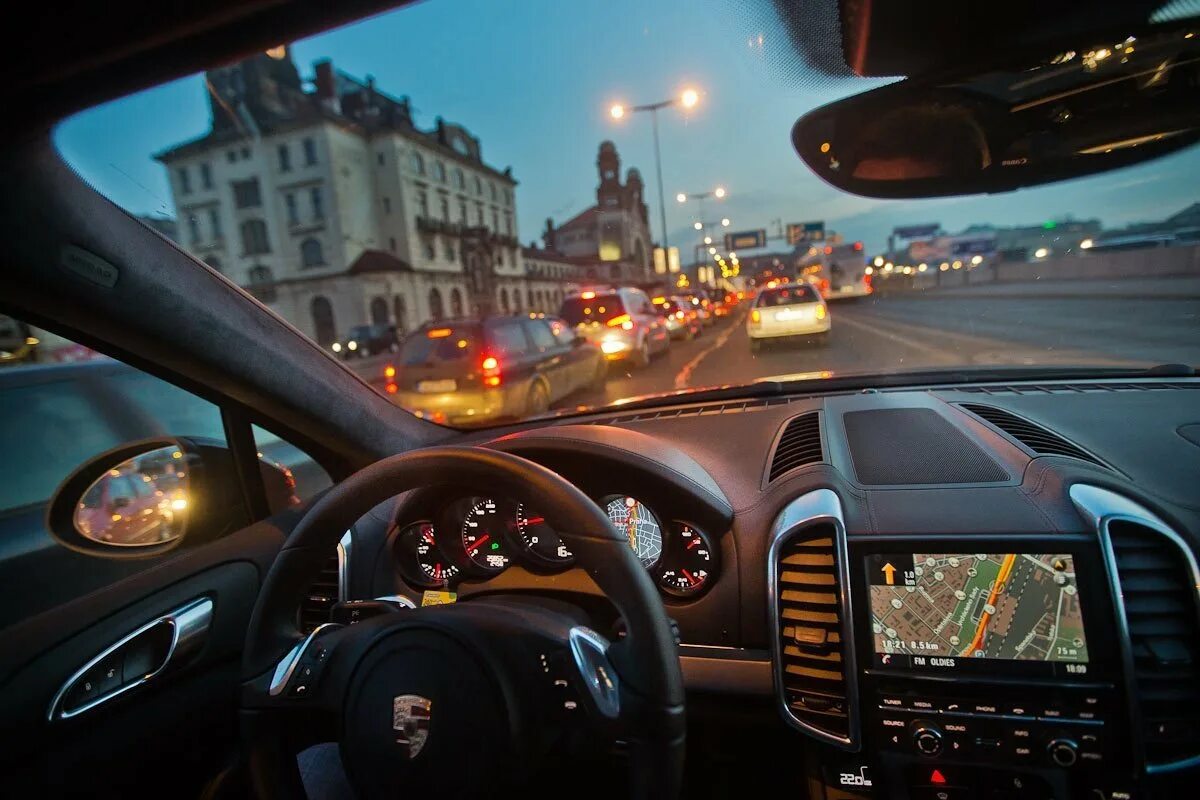 Вид из машины. Ночная езда по городу. Машина ночью. Вид из машины на дорогу. Для ночных покатушек.