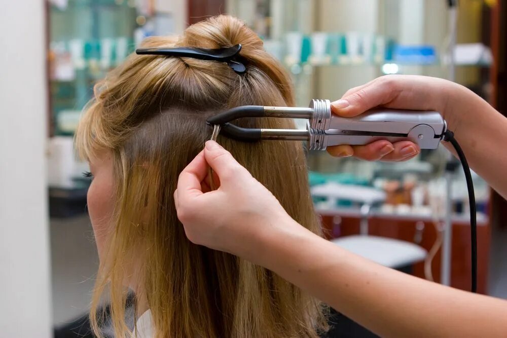 Какую процедуру сделать для волос. Горячее наращивание волос. Горячее наращивание волос технология. Капсульное наращивание. Капсульный метод наращивания волос.