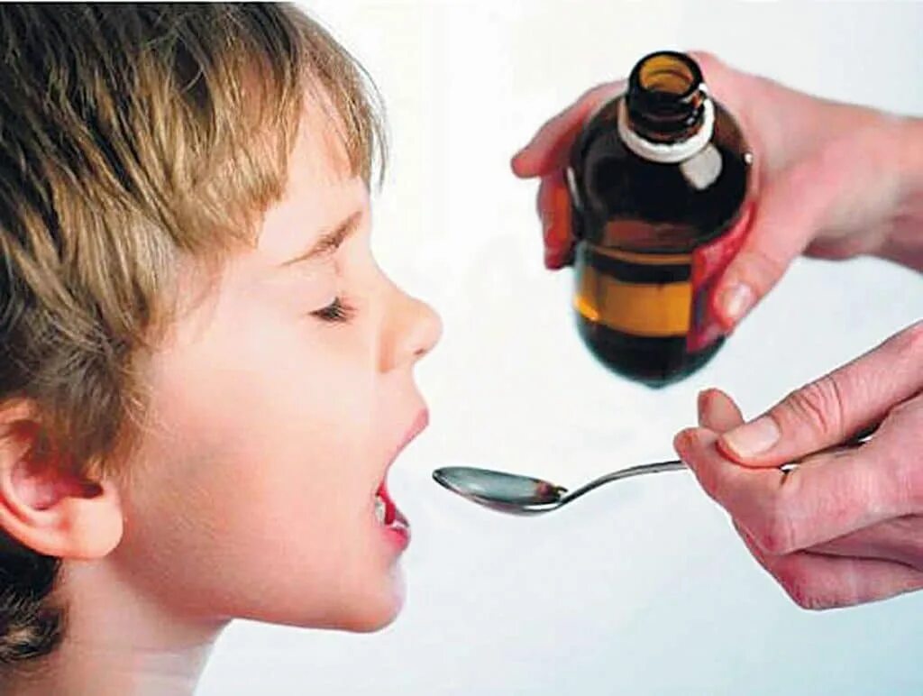 Детей средства. Ребенок пьет лекарство. Ребенок пьет таблетки. Ребенок пьет сироп. Лекарственные формы для детей.