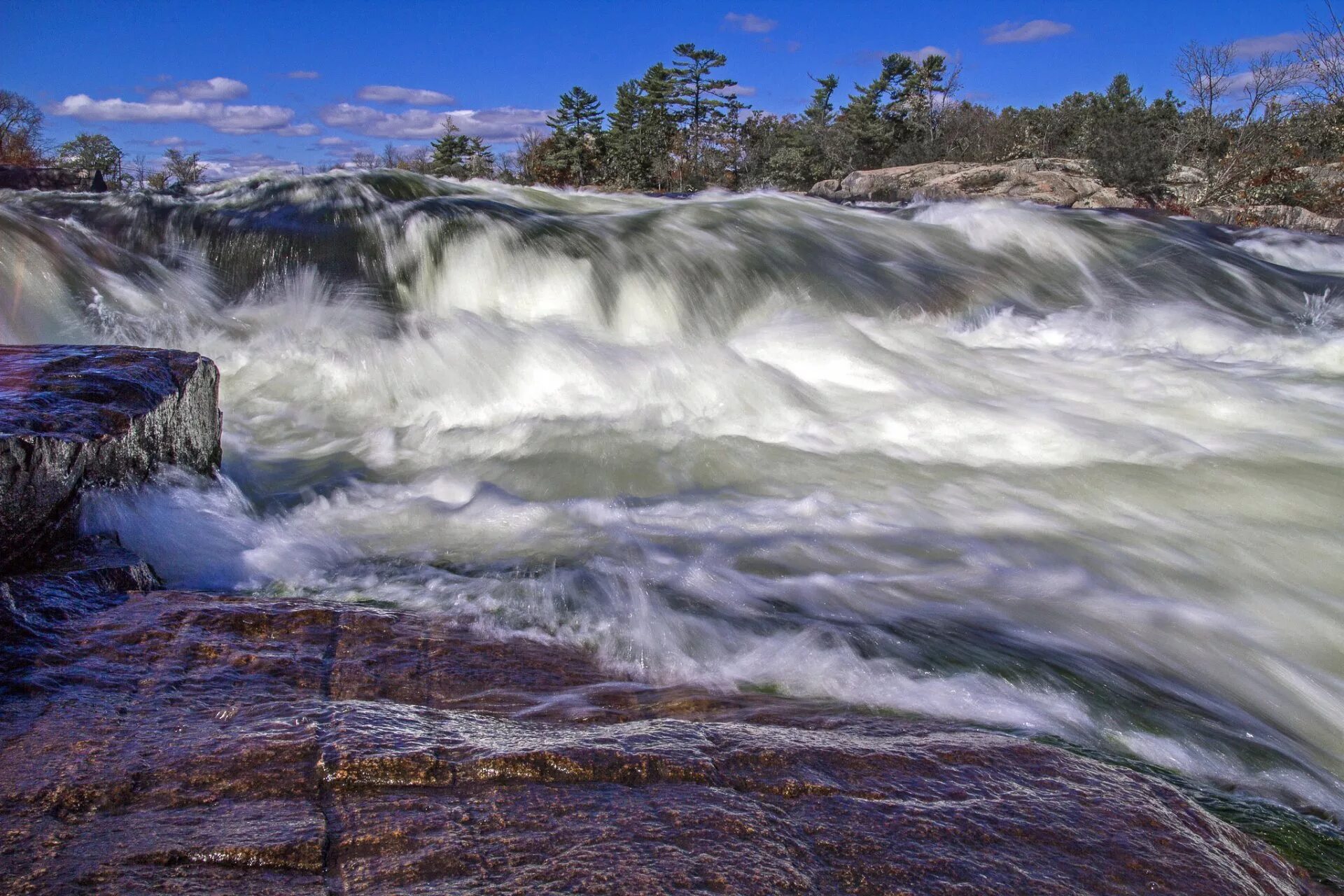 Водоскат водопад. Саблино водопады. Бурная река. Бурная вода.