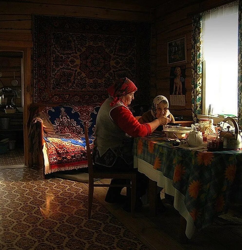 Дом бабушки в деревне. Деревня ностальгия. бабушка в деревенском доме. домик в деревне бабушка. деревенские заботы.