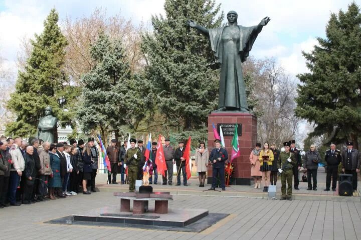 Новопокровский районный краснодарского края. Станица Новопокровская мемориал боевой славы. Краснодар станица Новопокровская мемориал. Краснодарский край Новопокровский район станица Новопокровская. Аллея славы станица Новопокровская.