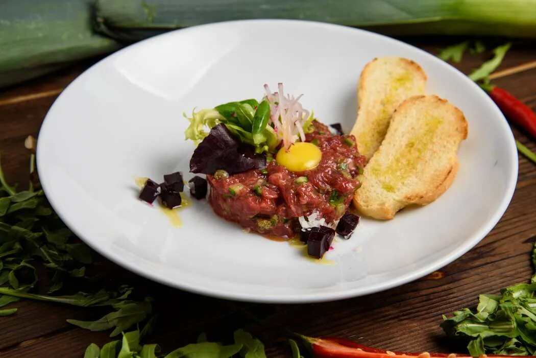 Тартар из говядины подача в ресторанах. Тартар закусочный. Тартар из говяжьей вырезки. Биф тартар. Биф тартар.