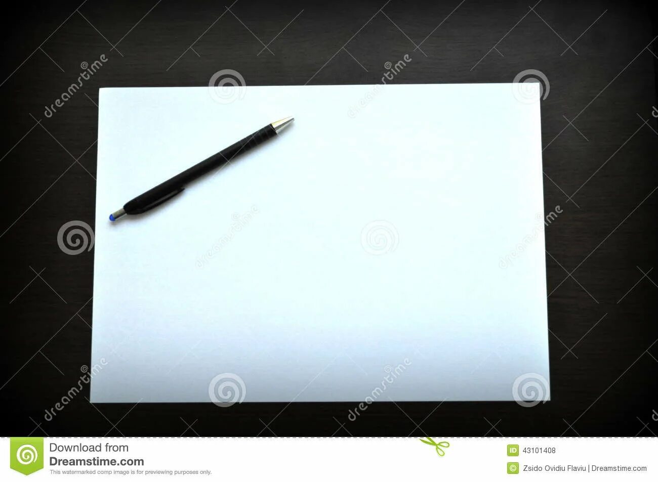 Лист белый с обратной стороны. Белый листок на столе. Белый лист бумаги на столе. Белый чистый лист бумаги с ручкой. Фон чистый лист бумаги.